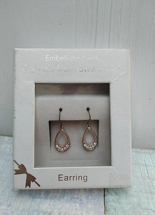 Серьги украшены кристаллами сваровски