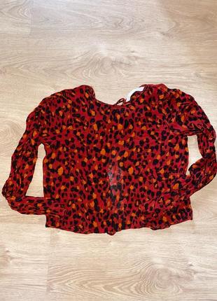 Яскрава червона блузка з розрізом на спині1 фото