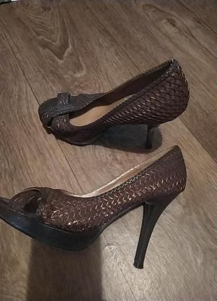 Красивые туфли на шпильке, подарок к любимой покупке с обувью