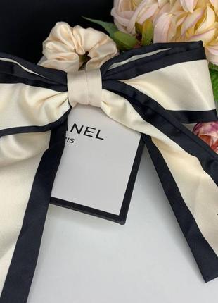 Брендовая резинка для волос черно-кремовая с бантом