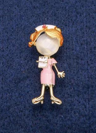 Брошь медсестра, розовая эмаль и кошачий глаз