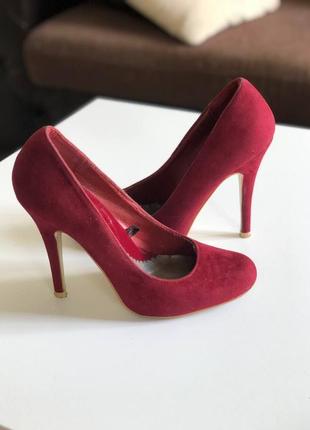 Красные бархатные туфли на каблуке3 фото