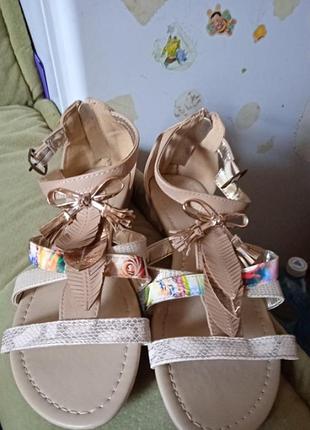 Босоніжки нові