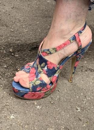 Туфлі на підборах босоніжки в квіточку яскраві туфлі