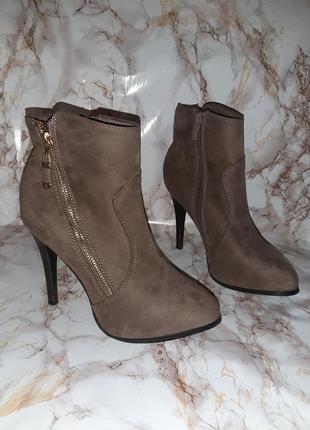 Деми ботиночки цвета капучино на каблуке с декоративной молниями по бокам