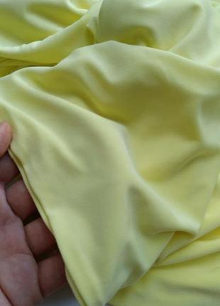 Желтое облегающее платье с квадратным вырезом и декором кольцом на лямках от pretty little thing5 фото