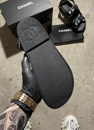 Женские босножки в стиле chanel flip flops black, сандалии летние флип флоп чёрные с белым на липучке7 фото