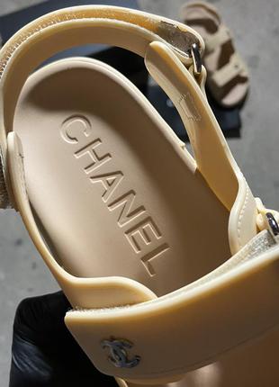 Женские босножки в стиле chanel flip flops beige, сандалии летние флип флоп бежевые на липучке8 фото