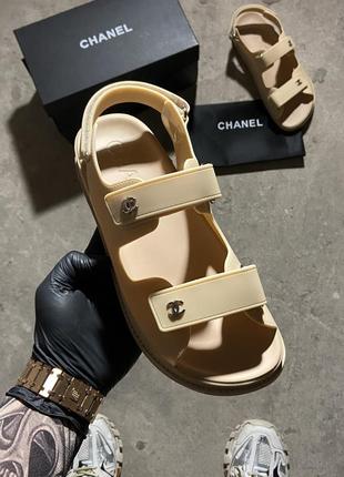 Женские босножки в стиле chanel flip flops beige, сандалии летние флип флоп бежевые на липучке2 фото