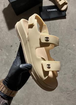 Женские босножки в стиле chanel flip flops beige, сандалии летние флип флоп бежевые на липучке3 фото