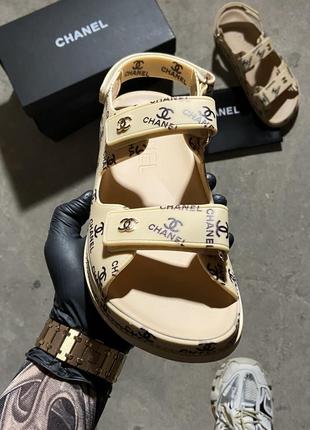 Женские босножки в стиле chanel flip flops beige, сандалии летние флип флоп бежевые с чёрным на липучке3 фото