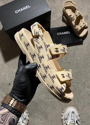 Женские босножки в стиле chanel flip flops beige, сандалии летние флип флоп бежевые с чёрным на липучке5 фото