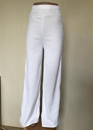 Широкие штаны prettylittlething