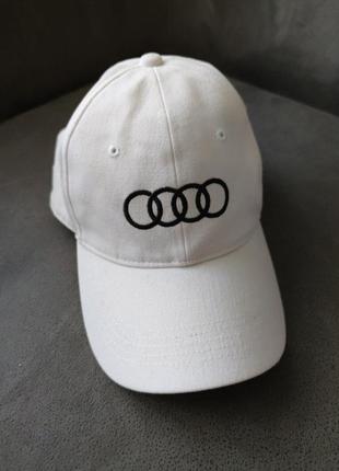 Бейсболка audi white