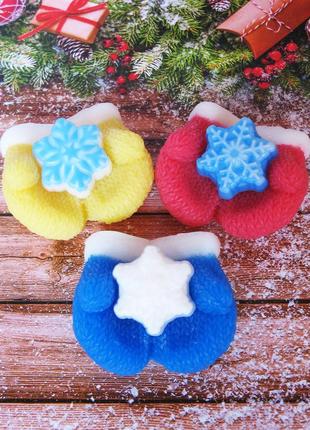 Новогоднее сувенирное мыло ручной работы " варежки со снежинкой"2 фото