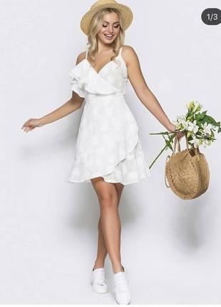 Біле бавовняне плаття на запах