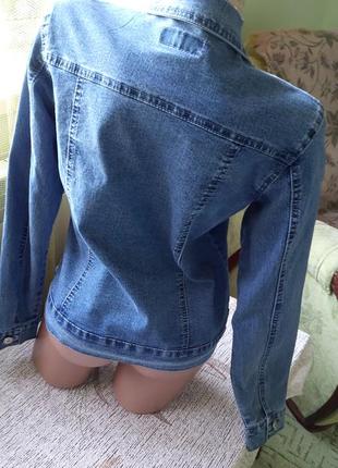 Женская джинсовая куртка с карманами3 фото
