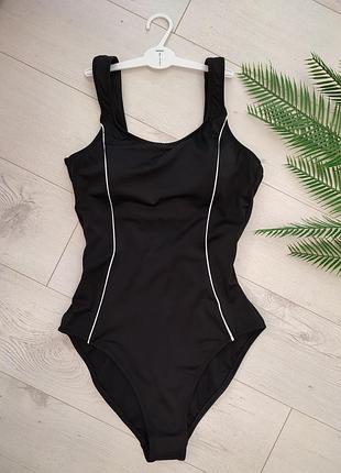 Чорний суцільний купальник сдельний