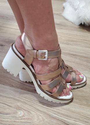 Босоніжки, сандалі geox