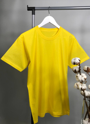 Базовая футболка желтого цвета.3 фото