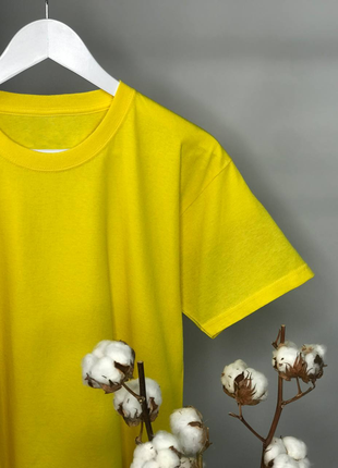 Базовая футболка желтого цвета.1 фото