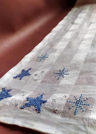 Скатерть салфетка вышитая вручную новгодняя зимняя со снежинками с вышивкой