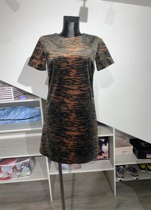 Стильное платье под принт тигра велюр под кожу1 фото