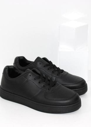 Кроссовки туфли на шнурках подростковые в черном цвете.