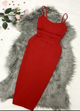 Красиве червоне плаття-футляр