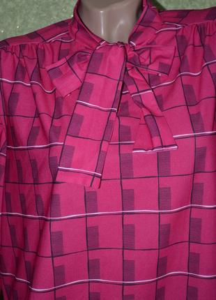 Легкое брендовое полиестеровое платьице ярко розового цвета2 фото