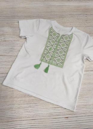 Вышиванка на мальчика с зеленой вышивкой трикотажная с коротким рукавом1 фото