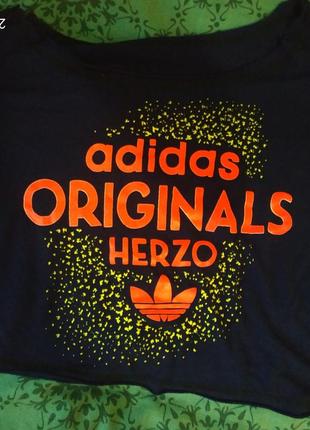 Яркий стильный топ,футболка, размер универсальный.