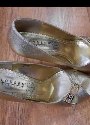 Кожаные золотые туфли с открытым носочком.4 фото
