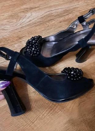 Супер красивые и нарядные босоножки натуральный замш.