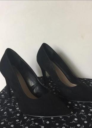 Базовые чёрные замшевые туфли лодочки на шпильке с острым носом1 фото