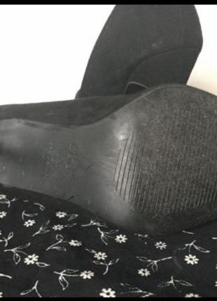 Базовые чёрные замшевые туфли лодочки на шпильке с острым носом6 фото