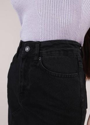 Чёрная джинсовая юбка миди с разрезом сзади5 фото