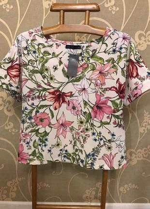 Очень красивая и стильная брендовая блузка в цветах.