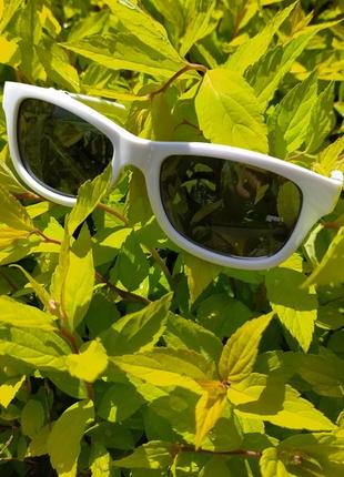 Белые детские солнцезащитные очки с поляризацией, мягкие дужки неломайки2 фото