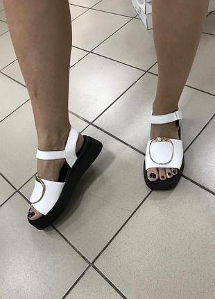 Босоножки на платформе танкетке белые