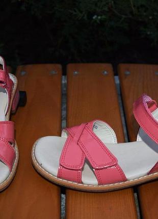 Стильні босоніжки з лакованої шкіри