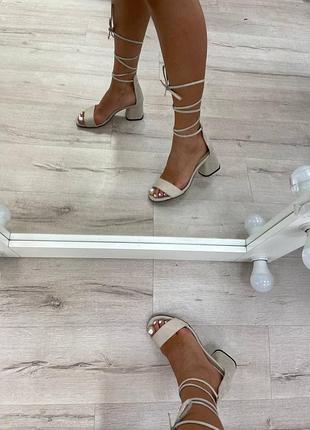 Шкіряні босоніжки на зав'язках квадратний каблук носик кожаные босоножки на завязках квадратный нос3 фото