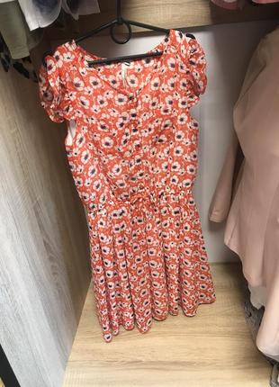 Платье оранжевое в цветочный принт