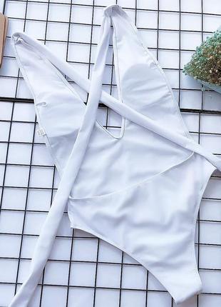 Белый сплошной слитный женский купальник с декольте бразилиана на завязках чашки5 фото