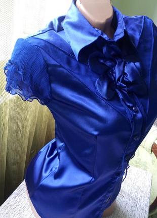 Брендовий ошатна синя атласна блуза сорочка з квіткою. рукав - рюші жатка. виробник італія 🇮🇹3 фото
