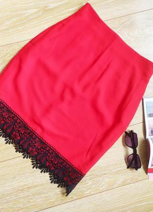 Эффектная юбка с кружевом (эффектная красная юбка-миди с кружевом)1 фото