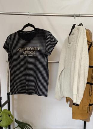 Синяя футболка в полоску с вышитым логотипом abercrombie без зайвого2 фото