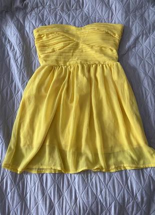 Ярко-желтое платье с открытыми плечами2 фото
