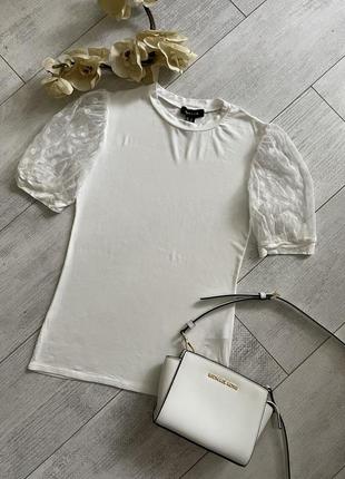 Біла футболка з прозорими рукавами в стилі зара