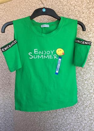 Зелёная футболка с вырезамы на плечах, оригинальной модели с надписью.